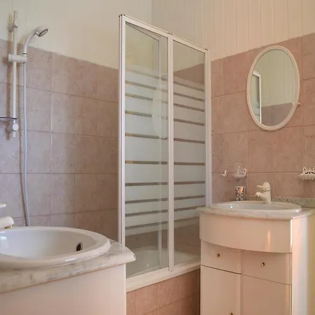 Five Bedroom Holiday In Mezzavia Dom wakacyjny Coggia