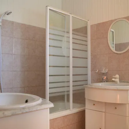 Five Bedroom Holiday In Mezzavia *